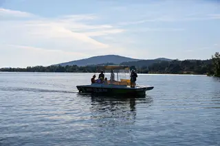 Os barcos movidos a energia solar navegam ao largo das ilhas da Boega e dos Amores
