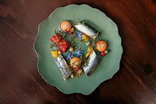 Sardinhas da nossa costa, com cremoso de grão-de-bico, pimentos vermelhos braseados, citrinos, rúcula e ice plant