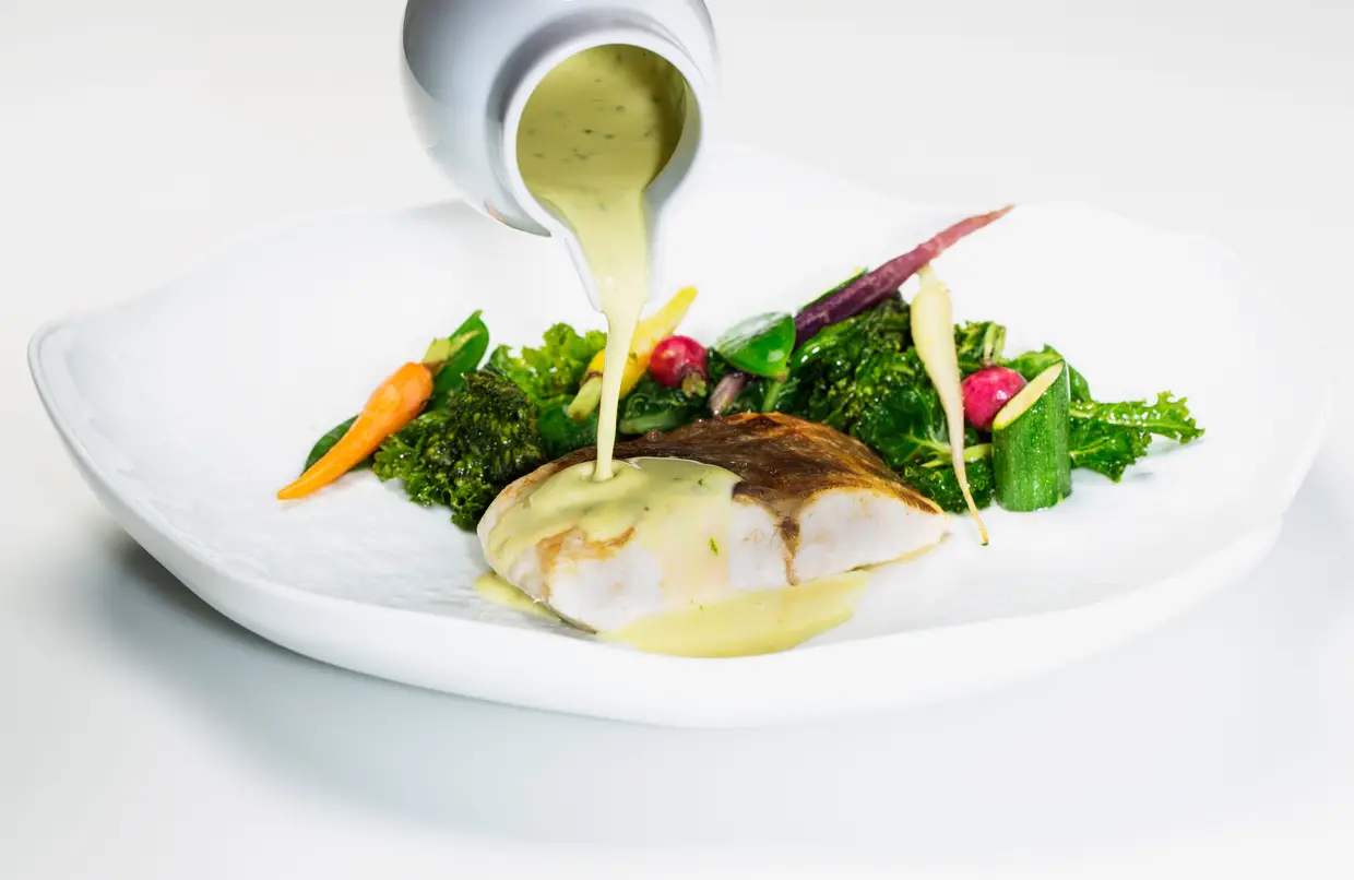 O robalo de linha com molho à francesa é um dos pratos de peixe da ementa assinada por Miguel Laffan