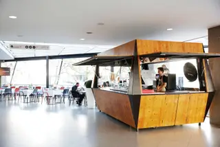 O novo quiosque da Mercantina vende pizza à fatia e gelados. Para comer aqui ou levar pela rua fora, como em Itália