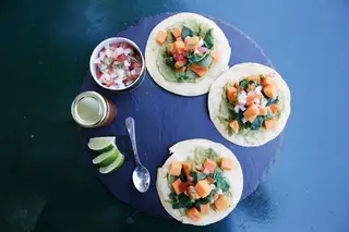 No El Quiosco, em Santos, a comida é de inspiração mexicana, como tacos e quesadillas