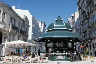 O Déjà Vu fica na praça do Saldanha. Ao final da tarde, assim o tempo o permita, há música ao vivo, sempre ao ritmo da soul
