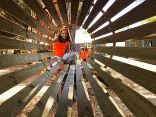 O Hello Park, no Parque Recreativo do Alto da Serafina, em Monsanto, há mais de 20 obstáculos, cada um com o seu desafio, pensados para crianças dos 4 aos 9 anos