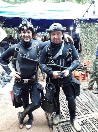 Ben Reymenants, à esquerda, junto à gruta onde estavam os rapazes e o treinador