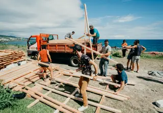 O coletivo de arquitetura Camposaz foi desafiado a construir um miradouro com vista para o oilhéu de Vila Franca do Campo