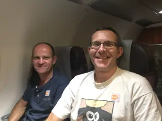 John Volanthen, à direita, no voo de regresso a Inglaterra