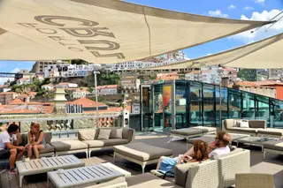 Vale a pena provar os cocktails à base de vinho do Porto do bar Terrace Lounge 360º