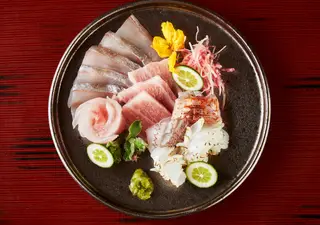 O prato de diferentes sashimis também faz parte do menu