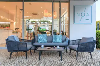 No NOA Café, na Quinta do Lago, as refeições servem-se a qualquer hora do dia