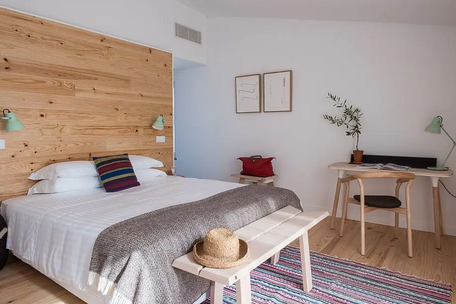 No Craveiral existem 38 casas, todas elas pintadas de branco, com diferentes tipologias (estúdios, T1 e T2) e que acomodam, no máximo, 110 pessoas