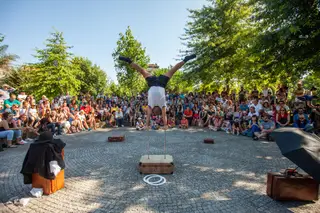 São 15 os palcos improvisados por onde vão passar mais de 25 artistas portugueses e estrangeiros
