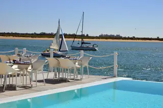 O clube de praia no Grand House Hotel, em Vila Real de Santo António