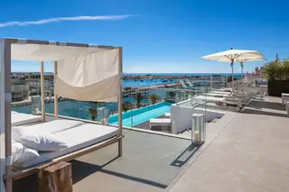 A piscina do Lagos Avenida Hotel, com vista para a marina de Lagos, está aberta a quem não está hospedado