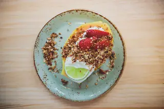 Uma das novidades do primeiro restaurante de rua do Go Natural é esta papaia com iogurte, granola e morangos