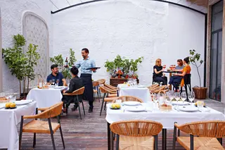 O restaurante Cocorico serve brunch (€20), aos domingos, das 12h30 às 16h, e, além da carta, tem um menu para almoço, de segunda a sexta (€16 a €20)