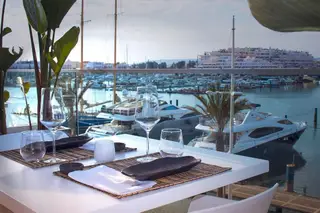 Cozinha japonesa com vista para a marina de Vilamoura