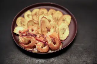 Um dos pratos da ementa, camarões picantes com banana-pão