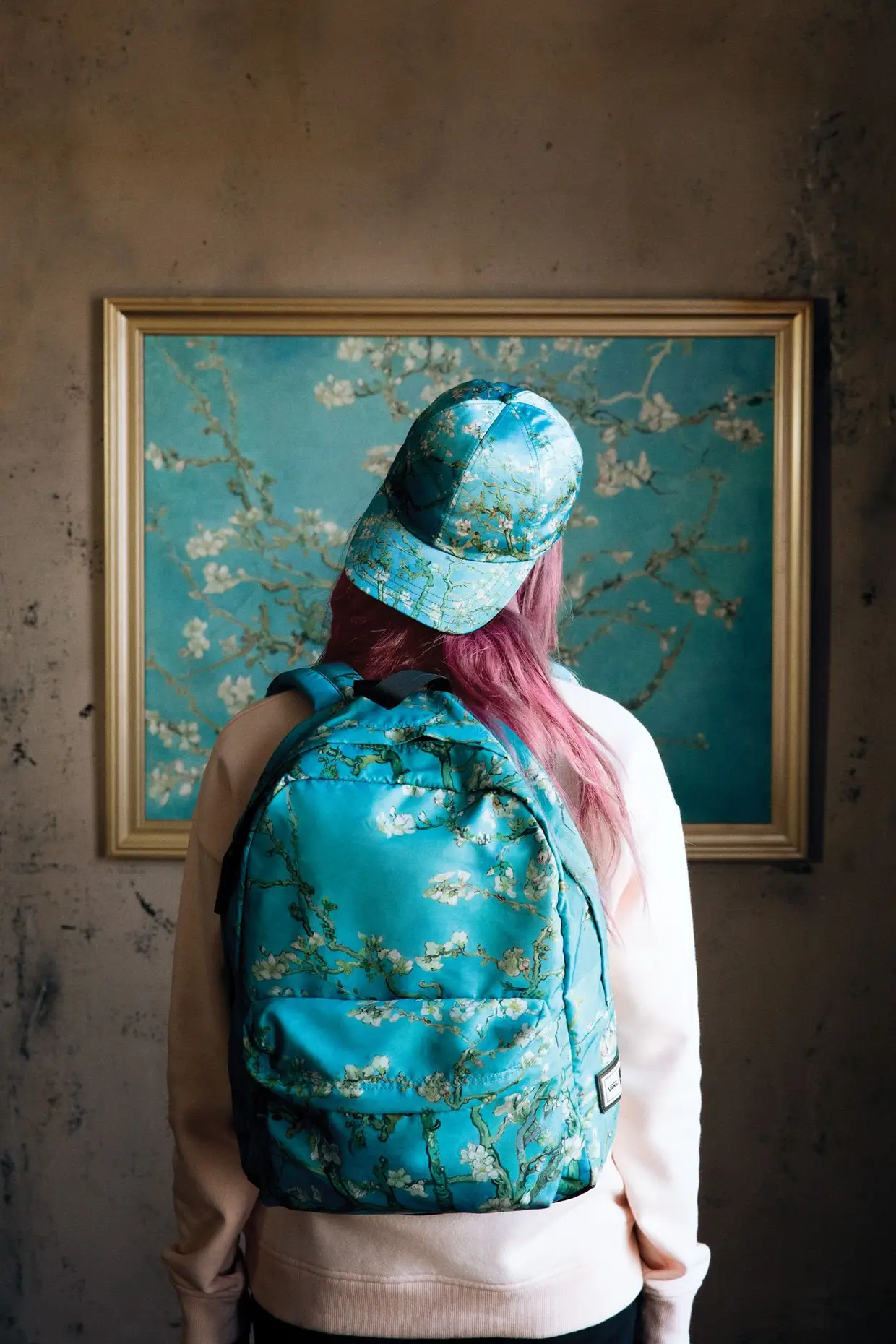 Chapéu, €59, e mochila, €94, inspirados na pintura "Amendoeira em Flor", de 1890