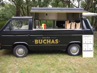 A comida de rua está presente, como é o caso das francesinhas da Buchas