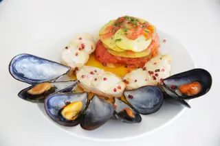O menu do Magic Cactus tem sugestões como robalo grelhado (€12,50), polvo à lagareiro (€15), amêijoas (€12,50), mas também pregos, bifanas e tostas