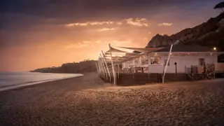 Para almoçar, petiscar ou jantar, a localização, no areal, continua a ser a mais-valia deste restaurante e bar de praia