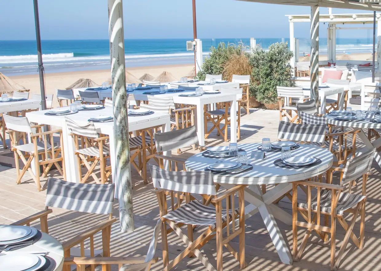 Da esplanada do restaurante avista-se a praia e o mar