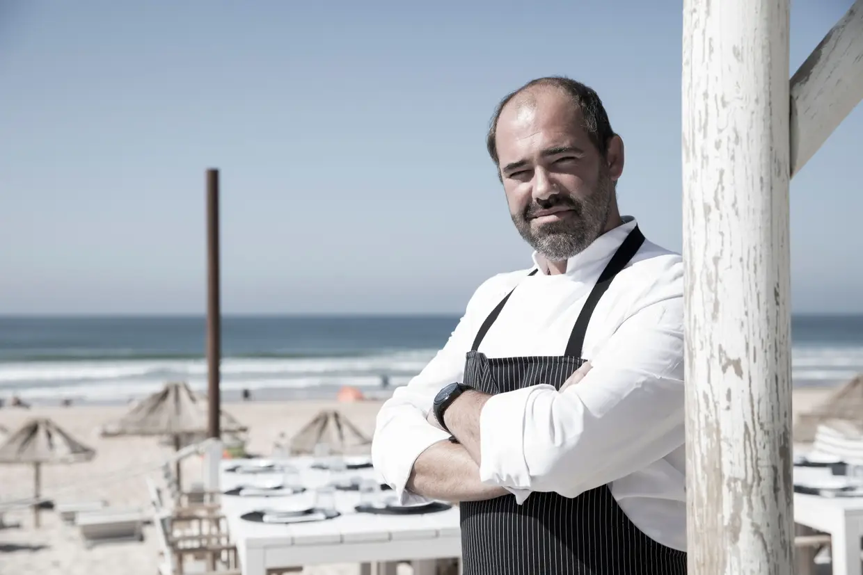 O chefe Miguel Simões de Almeida assina a carta do restaurante Princesa, na Costa da Caparica