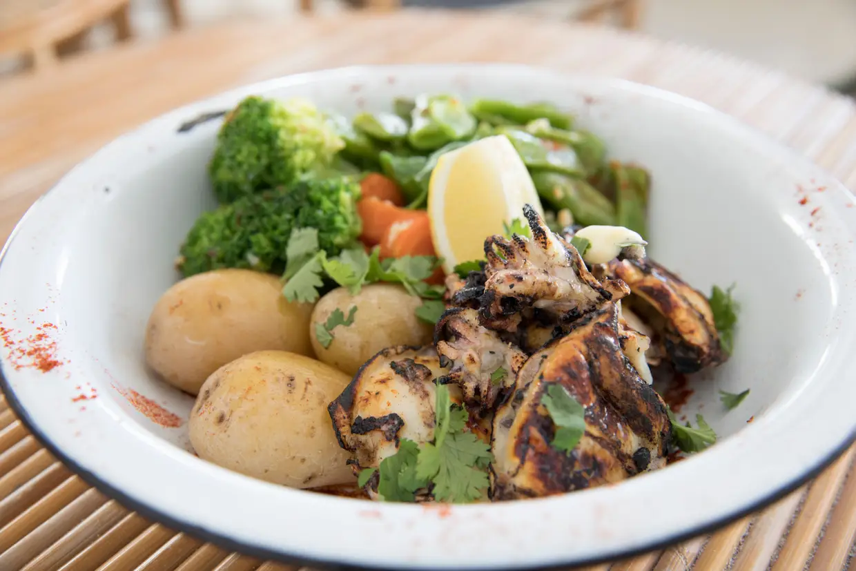 Chocos grelhados com batata e legumes