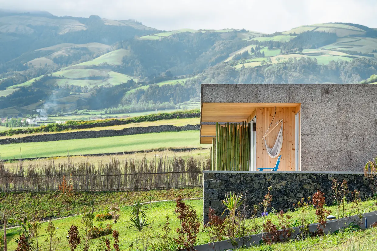 Os materiais utlizados foram um preocupação: a madeira, que está por todo o lado, vem das criptomérias, as árvores mais abundantes na ilha; e a cortiça, escolhida para revestir os edifícios, de linhas direitas