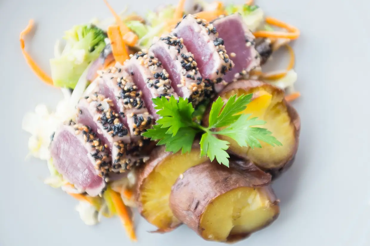 Atum braseado com batata-doce e legumes salteados