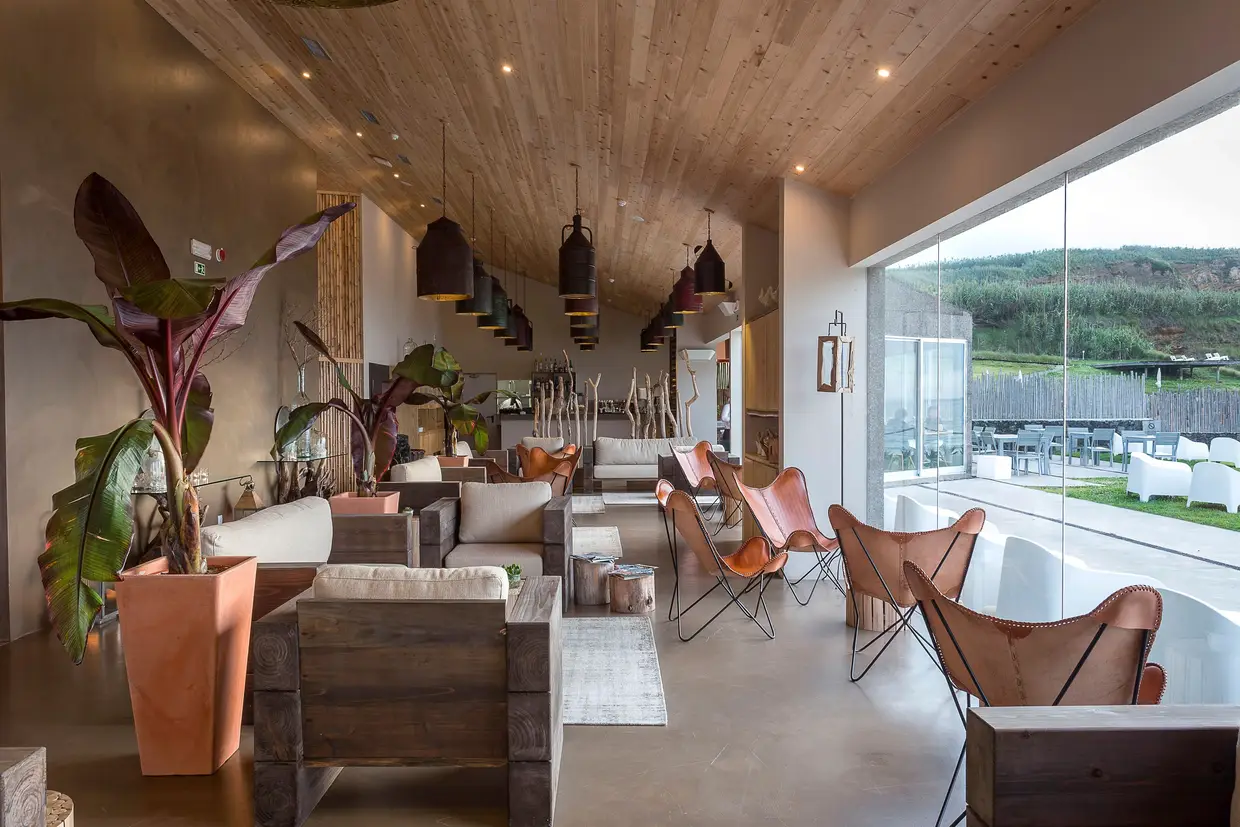 O restaurante Areais fica no edifício principal. É ali, com vista para o mar, que são também servidos os pequenos-almoços