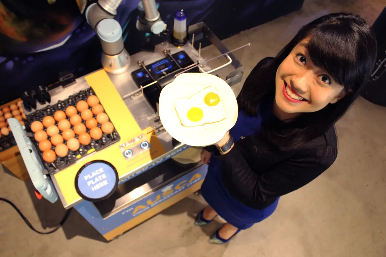 “Ausca”, o chefe - Basta o cliente do Hotel M Social,
em Singapura, pressionar
um botão para este braço robótico estrelar dois ovos numa frigideira
e servi-los no prato