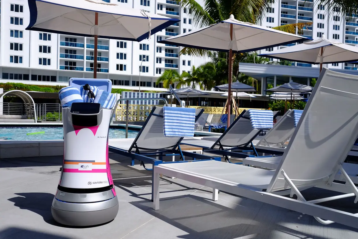 “Botlr”, o mordomo - Precisa de uma toalha
na piscina? Ele vai levar-lha.
Acabou o champô? O Botlr entrega
um novo no quatro. Ao serviço
da cadeia Aloft