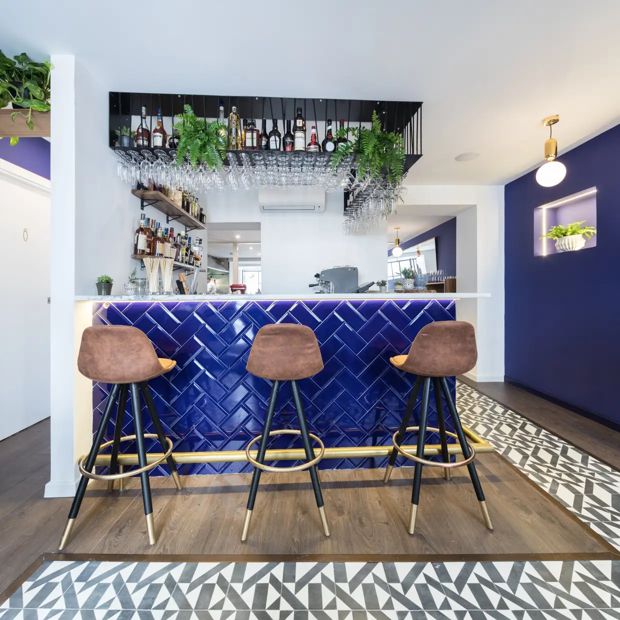 Na zona de bar, logo à entrada, pode beber-se um copo antes do jantar ou ficar-se apenas por aqui