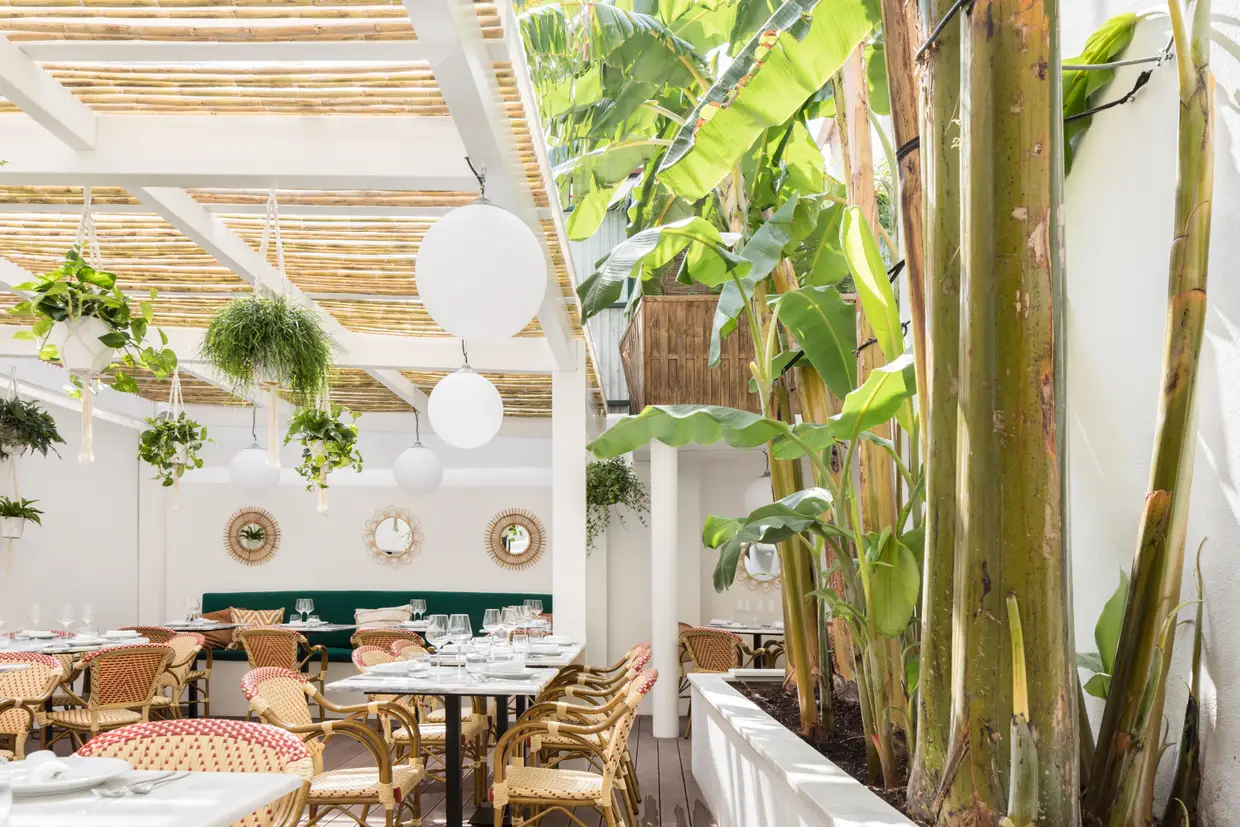 O pátio do restaurante, protegido do rebuliço do bairro, convida a ficar sem horas, até porque o menu é servido durante todo o dia