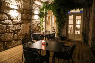 O pátio do restaurante Almeja serve de esplanada