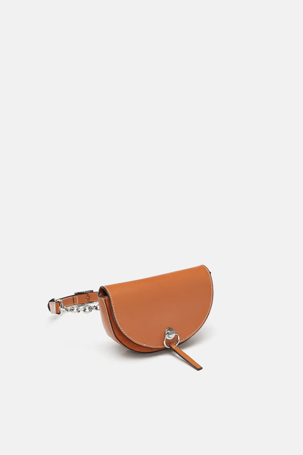 Em pele cor de couro, Zara, €39,95
