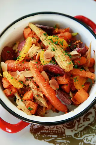 A gastronomia portuguesa mistura-se com os sabores de países como Cabo Verde, Angola ou Timor, como é o caso desta salada morna com frango, laranja e batata-doce