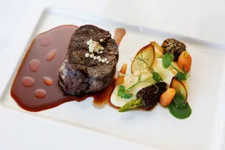 A vitela e pipoca é um dos atuais pratos da carta, todos com sabores envolventes e apresentação apelativa