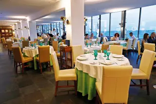 O clássico restaurante da Linha de Cascais mudou de proprietários mas conservou o bem-servir de sempre