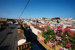 Do topo deste terraço revelam-se o Tejo e a Margem Sul na sua plenitude. À esquerda, espreita-se a zona do Cais do Sodré à direita, Alcântara e Belém
