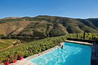 Dos 11 quartos da Quinta Nova Nossa Senhora do Carmo avistam-se as vinhas do Douro