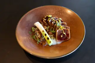 O atum em tataki com braseado de topinambur, cebolo e pistácios a lembrar o Oriente