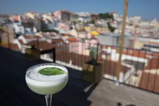 O Gin Garden, feito com gin, limão, clara de ovo, hortelã, pepino e xarope de açúcar é um dos cocktails da carta