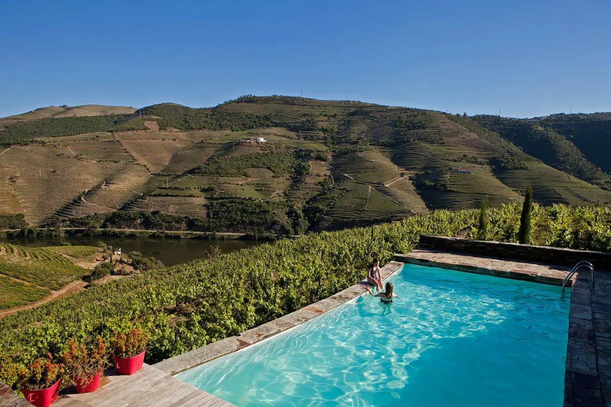 Com 120 hectares de terreno, a Quinta Nova dispõe de 11 quartos na antiga casa senhorial, com várias salas de estar, jardim de inverno, um wine bar e uma piscina exterior