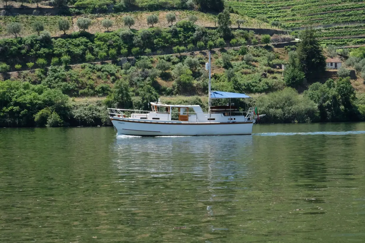 O wine boat da Rivus, batizado de Senhora do Carmo, junta uma viagem pelo rio Douro com vinhos a bordo