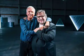 James Cameron, na foto com Guillermo del Toro, um dos realizadores que entrevistou, conduz os seis episódios desta nova série documental