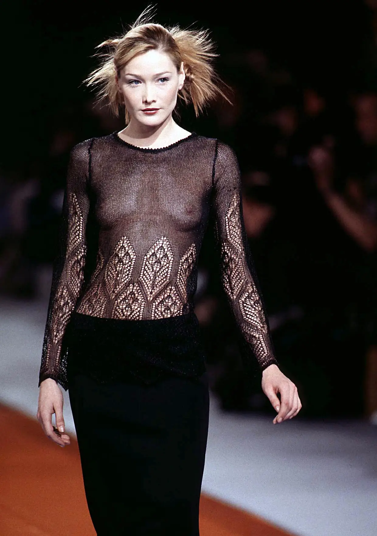 Carla Bruni num desfile da Karl Lagerfeld para o inverno de 96