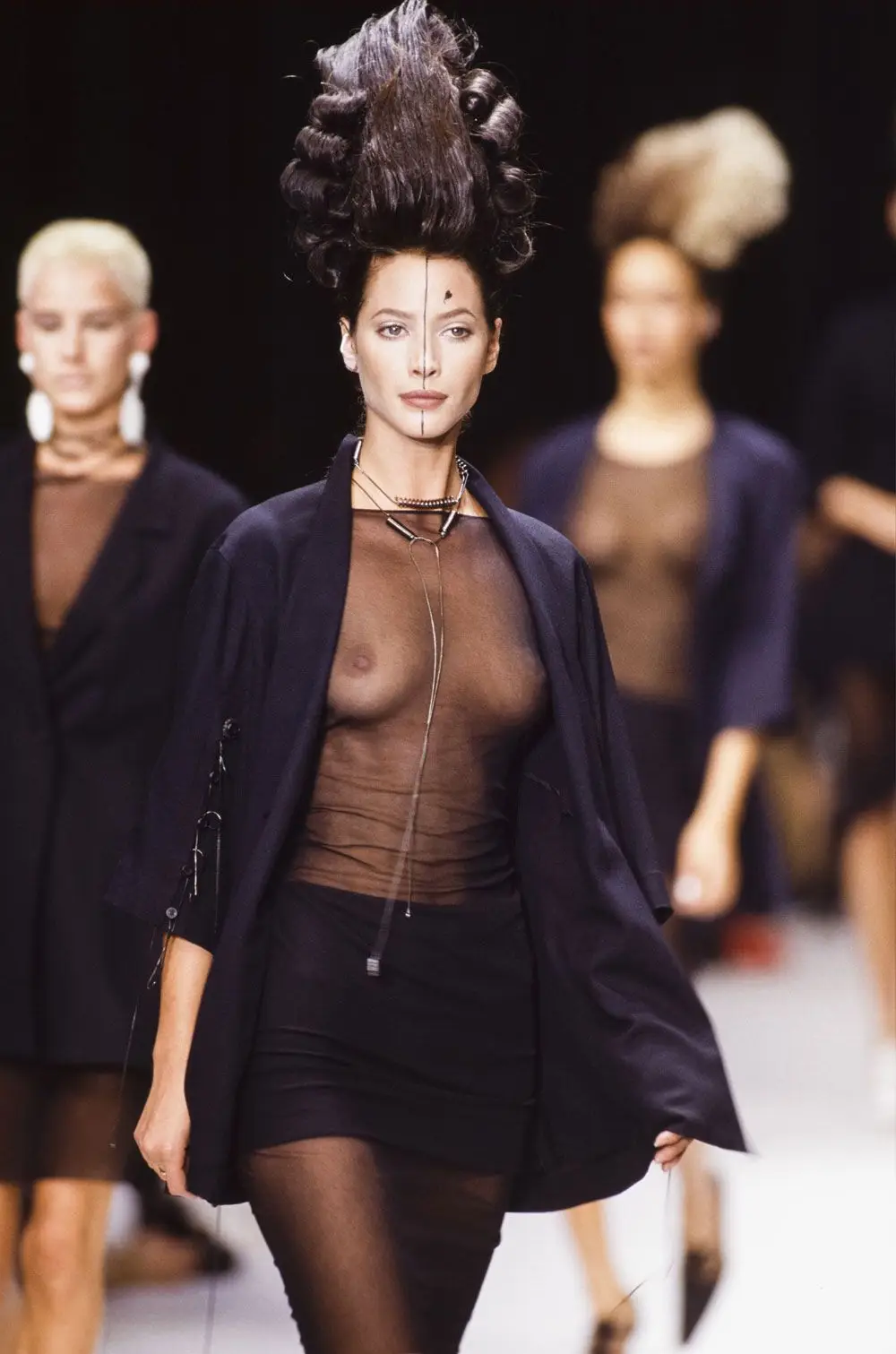 Christy Turlington desfila para Karl Lagerfeld, em Paris, em 1993