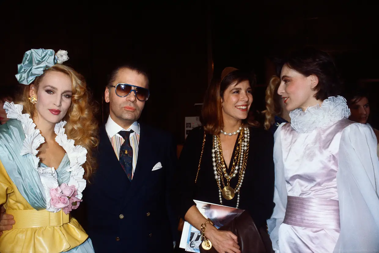 Karl Lagerfeld com Jerry Hall, a Princesa Carolina do Mónaco e Ines de la Fressange, uma das suas mais conhecidas musas, no desfile de alta-costura primavera-verão da Chanel, em 1985, em Paris